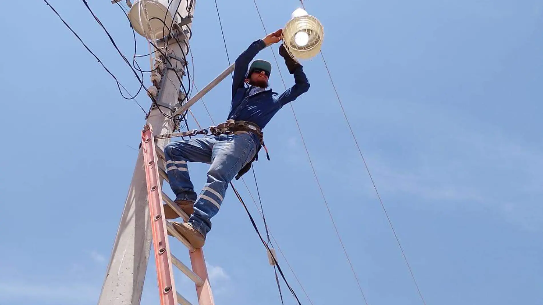 FALLAS EN EL ALUMBRADO PÚBLICO Y ELECTRICIDAD ES POR LA ANTIGÜEDAD EN EL CABLEADO